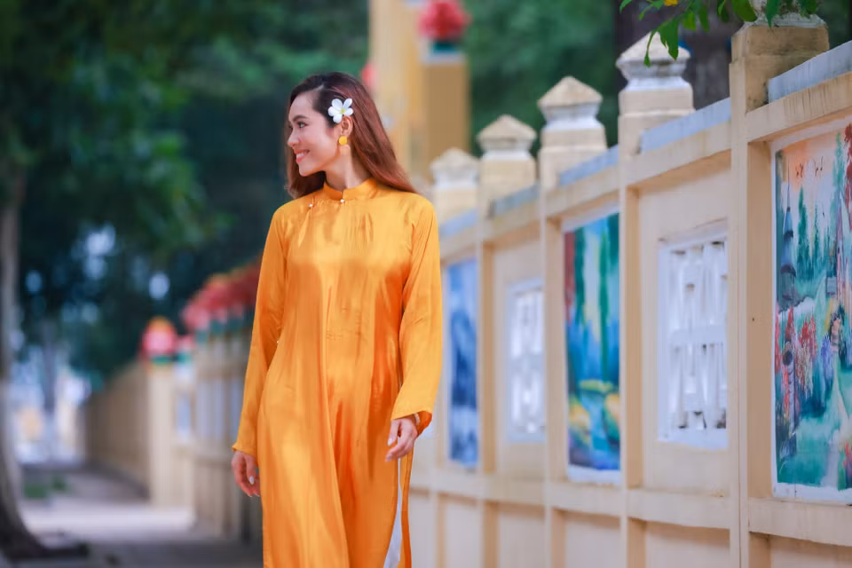 Trong 4 ngày khám phá Tây Ninh, Á hậu Hoàng My đã tìm hiểu những địa điểm du lịch đặc sắc như: Tòa thánh Cao đài Tây Ninh, chùa Thiên Lâm, vườn Quốc gia Lò Xo-Xa Mát, khu du lịch Quốc gia Núi Bà Đen, sông Vàm Cỏ Đông cũng như văn hóa ẩm thực độc đáo địa phương. (Ảnh: CTV/Vietnam+)