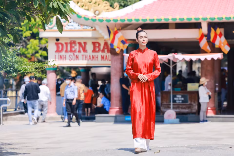 Chùa sở hữu lối thiết kế truyền thống như nhiều ngôi đền, chùa cổ khác ở miền Nam, lấy chất liệu sơn vàng, gạch ngói đỏ cam làm chủ đạo. Phần mái vát nhọn thành nhiều góc, chạm khắc tinh xảo các biểu tượng đa nghĩa trong Phật giáo. Bà Đen được thờ tự trong một hang đá rộng khoảng 5 mét vuông. (Ảnh: CTV/Vietnam+)