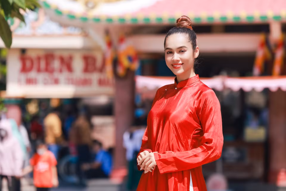 Tương truyền rằng khi Chúa Nguyễn Ánh bị thất thế trong cuộc chiến với quân Tây Sơn, Linh Sơn Thánh Mẫu đã hiển linh báo mộng để cứu giúp ngài và binh sỹ. Bên cạnh Linh Sơn Thánh Mẫu, chùa Bà Đen còn thờ tự Phật Thích Ca, Bồ Tát Di Lặc, Bồ Tát Quan Âm, Tiêu Diện, Thập Bát La Hán cùng nhiều vị Bồ Tát khác ở khu vực chánh điện. (Ảnh: CTV/Vietnam+)