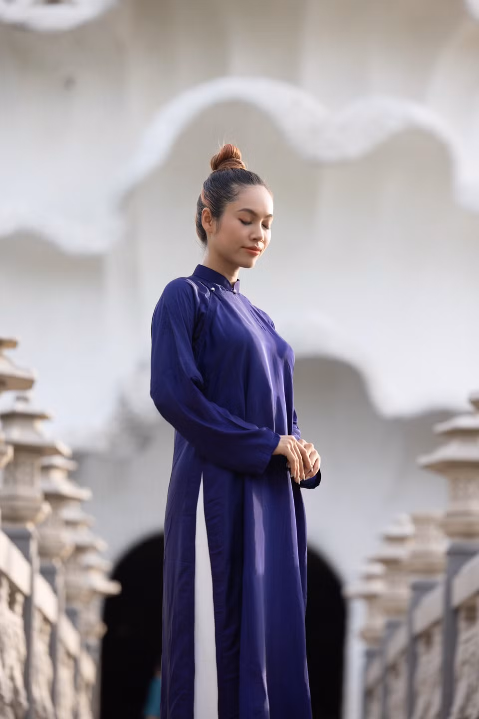 Tương truyền, chùa Gò Kén trước đây chỉ là một mái chùa nhỏ bé nằm giữa cánh đồng. Nhưng đến ngày nọ, một vị tu hành trong khi thiền xuất hồn đã thấy mình đến đây. Sau đó, ông liền tìm đến tu hành và bắt đầu xây dựng ngôi chùa bằng những vật liệu rất thô sơ. Đến nay, ngôi chùa được xây dựng nguy nga tráng lệ với kiến trúc ấn tượng, là một trong những ngôi chùa linh thiêng ở Tây Ninh. Đó là lý do Hoàng My chọn cho mình chiếc áo dài tím đơn sắc, nhã nhặn, dịu dàng khi thực hiện loạt ảnh tại Chùa Thiền Lâm. (Ảnh: CTV/Vietnam+)