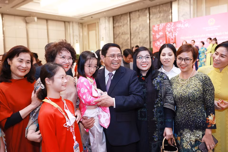 Thủ tướng Phạm Minh Chính và Phu nhân với cộng đồng người Việt Nam tại Singapore. (Ảnh: Dương Giang/TTXVN)