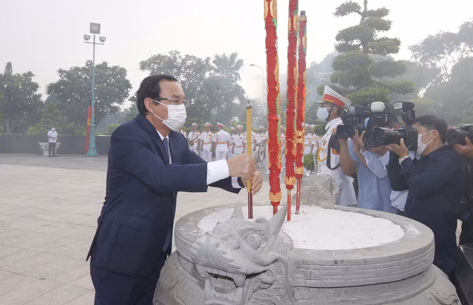 Bí thư Thành ủy Thành phố Hồ Chí Minh Nguyễn Văn Nên dâng hương các mẹ Việt Nam Anh hùng, các Anh hùng liệt sỹ tại Nghĩa trang Liệt sỹ thành phố (Đồi không tên, thành phố Thủ Đức). (Ảnh: Thanh Vũ/TTXVN)