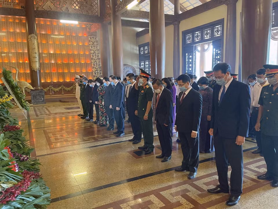  Phó Bí thư Thường trực Thành ủy Thành phố Hồ Chí Minh Trần Lưu Quang cùng các đại biểu dành một phút mặc niệm tưởng nhớ các Mẹ Việt Nam Anh hùng, các Anh hùng liệt sỹ tại Đền Tưởng niệm Liệt sỹ Bến Dược (huyện Củ Chi). (Ảnh: Thanh Vũ/TTXVN)
