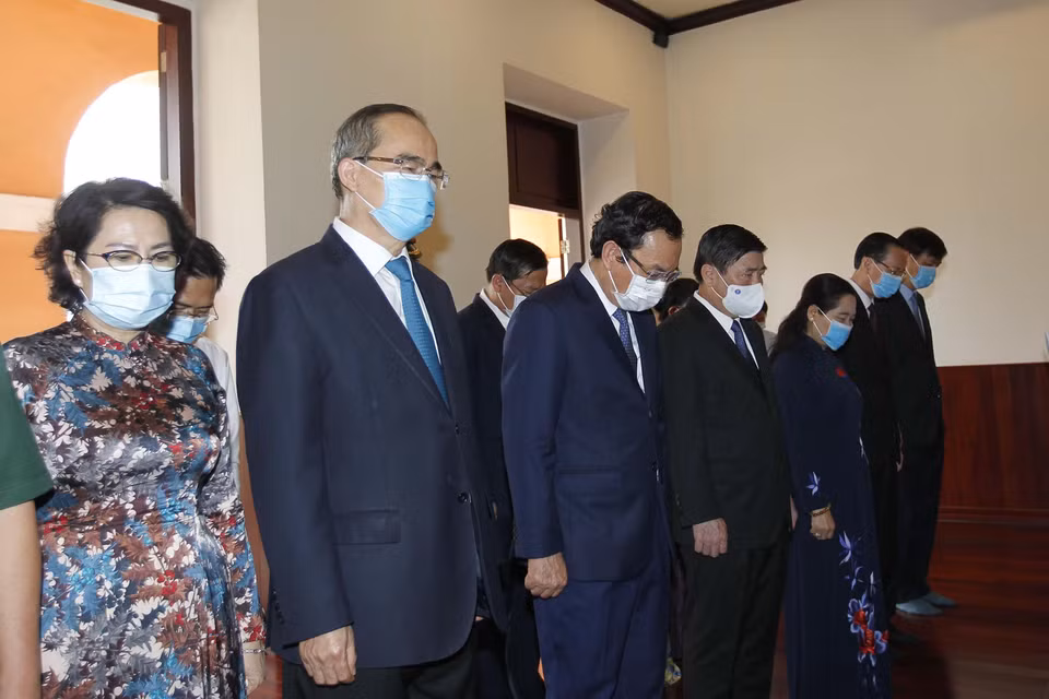 Đoàn đại biểu dành một phút mặc niệm tưởng nhớ Chủ tịch Hồ Chí Minh tại Bảo tàng Hồ Chí Minh (Chi nhánh Thành phố Hồ Chí Minh). (Ảnh: Thanh Vũ/TTXVN)