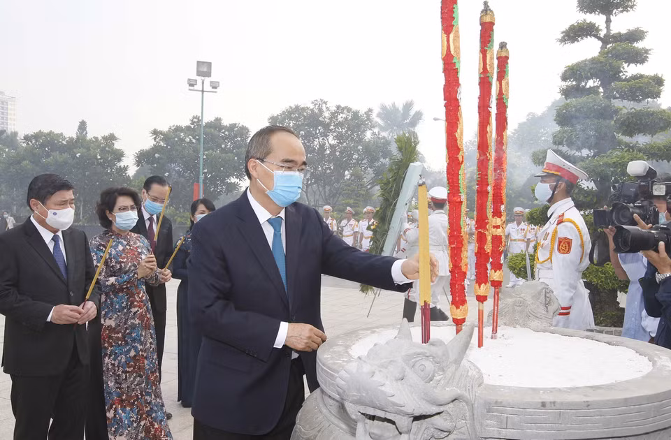 Ông Nguyễn Thiện Nhân, Trưởng đoàn đại biểu Quốc hội Thành phố Hồ Chí Minh dâng hương các Mẹ Việt Nam Anh hùng, các Anh hùng liệt sỹ tại Nghĩa trang Liệt sỹ thành phố (Đồi không tên, thành phố Thủ Đức). (Ảnh: Thanh Vũ/TTXVN)