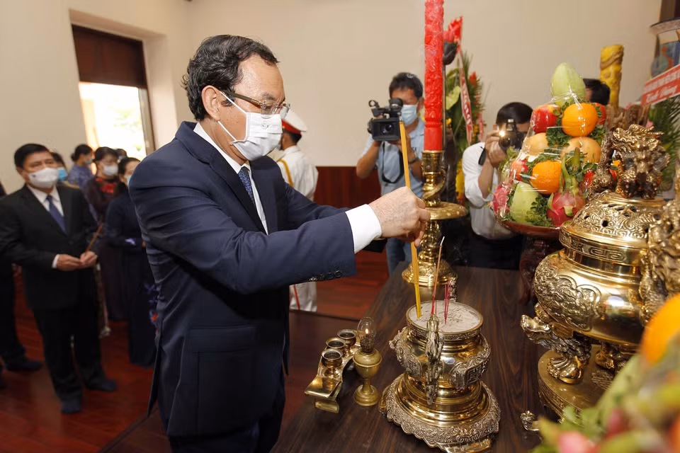 Bí thư Thành ủy Thành phố Hồ Chí Minh Nguyễn Văn Nên dâng hương Chủ tịch Hồ Chí Minh tại Bảo tàng Hồ Chí Minh (Chi nhánh Thành phố Hồ Chí Minh). (Ảnh: Thanh Vũ/TTXVN)
