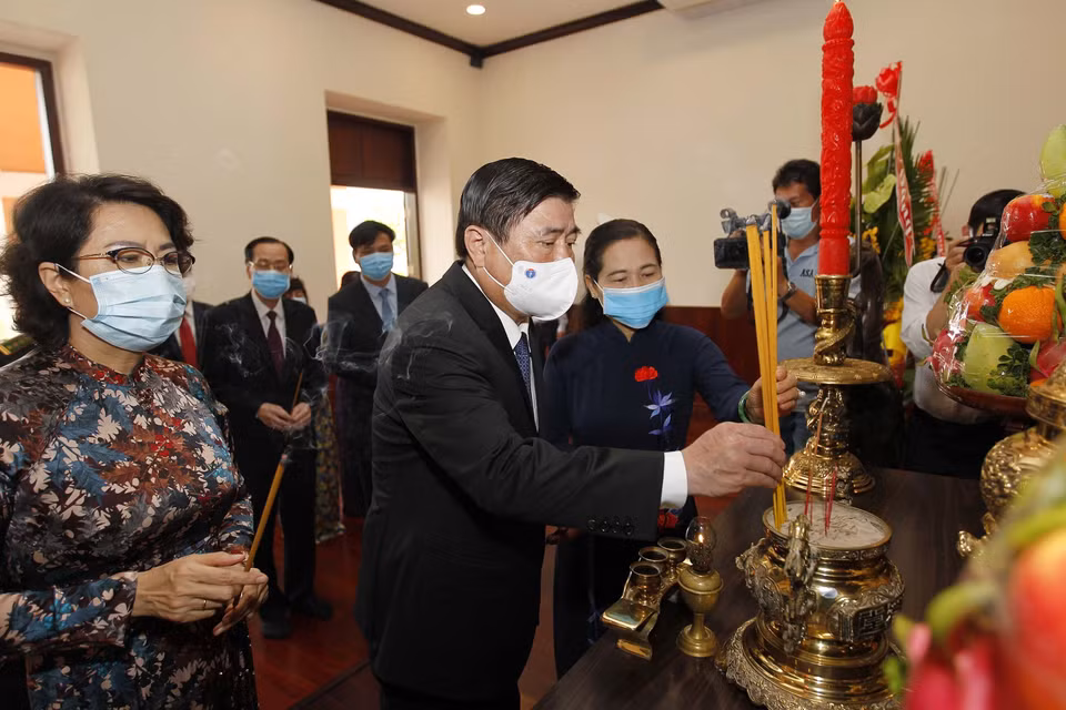 Chủ tịch UBND Thành phố Hồ Chí Minh Nguyễn Thành Phong cùng các đại biểu dâng hương Chủ tịch Hồ Chí Minh tại Bảo tàng Hồ Chí Minh (Chi nhánh Thành phố Hồ Chí Minh). (Ảnh: Thanh Vũ/TTXVN)
