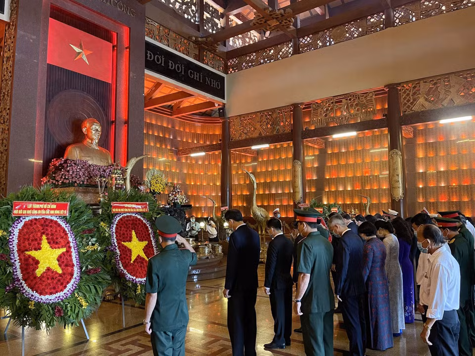 Phó Bí thư Thường trực Thành ủy Thành phố Hồ Chí Minh Trần Lưu Quang cùng các đại biểu dành một phút mặc niệm tưởng nhớ các Mẹ Việt Nam Anh hùng, các Anh hùng liệt sỹ tại Đền Tưởng niệm Liệt sĩ Bến Dược. (Ảnh: Thanh Vũ/TTXVN)