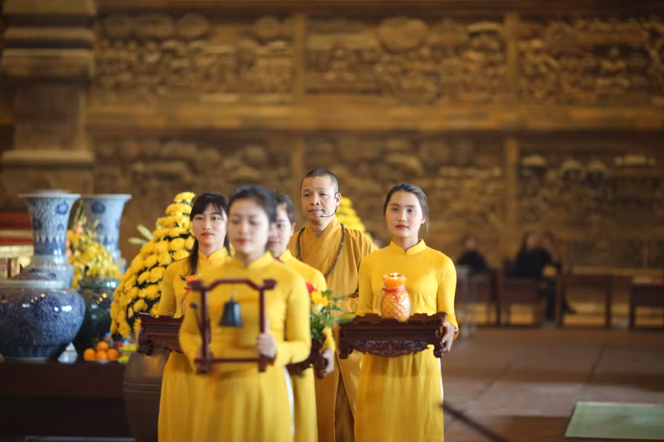 Buổi lễ được diễn ra ở Điện Tam Thế. (Ảnh: Xuân Mai/Vietnam+)