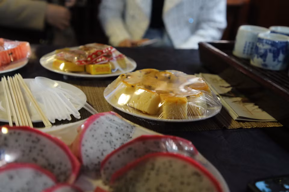 Bánh kẹo, hoa quả, trà nước cũng sẽ được phục vụ trên suốt hành trình. (Ảnh: Xuân Mai/Vietnam+)