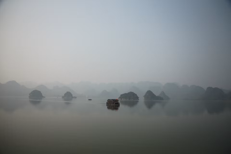 Phong cảnh thiên nhiên hữu tình và mờ ảo trong sương sớm trên hồ Lục Nhạc khiến nơi đây được ví như Hạ Long thu nhỏ của Hà Nam. (Ảnh: Xuân Mai/Vietnam+)