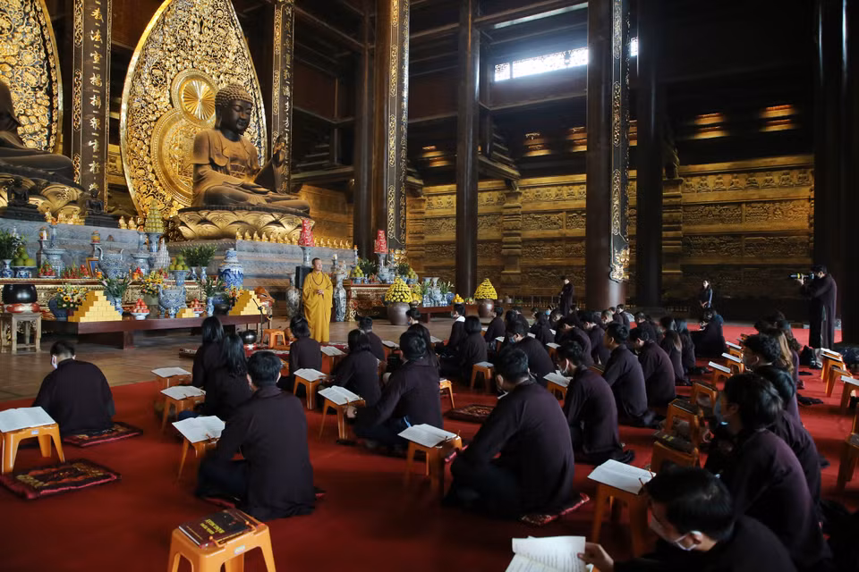 Các du khách và Phật tử được tham gia buổi lễ cầu an cùng Phó Trụ trì chùa Tam Chúc, Thượng tọa Thích Minh Quang. (Ảnh: Xuân Mai/Vietnam+)