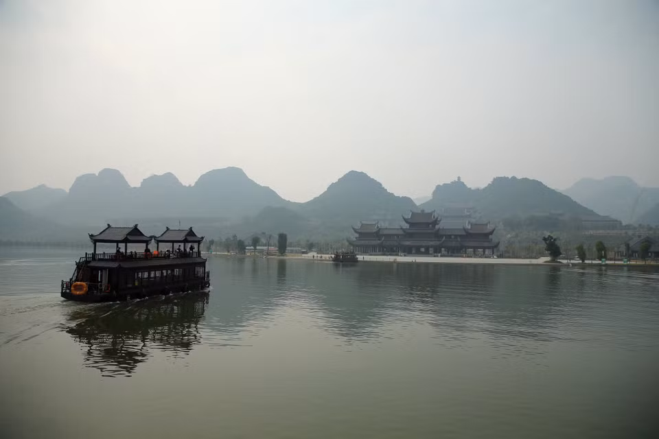 Thuyền đưa du khách cập bến lên tham quan quần thể chùa Tam Chúc. (Ảnh: Xuân Mai/Vietnam+)