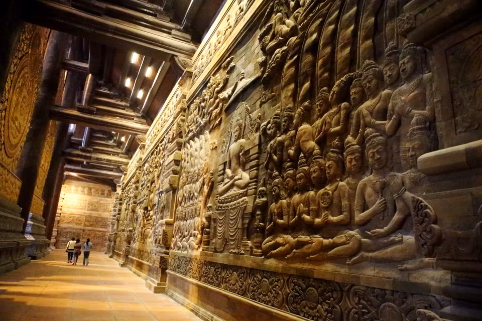 Những phiến đá sau khi lấy ra từ miệng núi lửa cũng được tạc tại Indonesia, rồi chuyển về chùa Tam Chúc và ráp lại thành bức tường. Quan sát kỹ bằng mắt thường cũng có thể nhìn rõ những dấu tích của nham thạch. (Ảnh: Xuân Mai/Vietnam+)