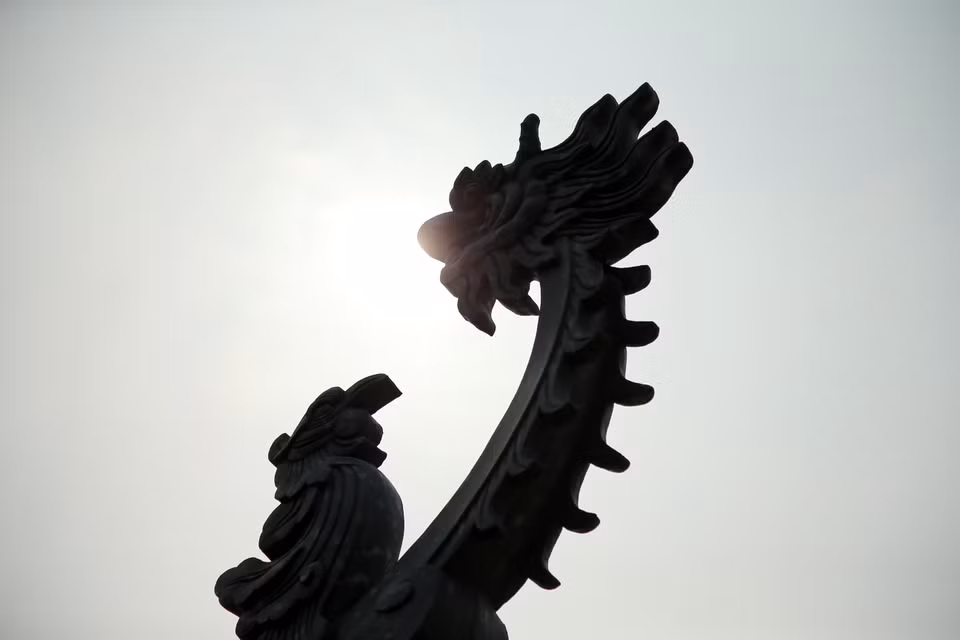 Sau này khi Lê Hoàn lên ngôi Hoàng đế, đã truyền chỉ cho thiên hạ cứ nơi nào vua Đinh Tiên Hoàng đã lập đồn trại… thì đều được rước sắc về lập đền thờ cúng. (Ảnh: Xuân Mai/Vietnam+)
