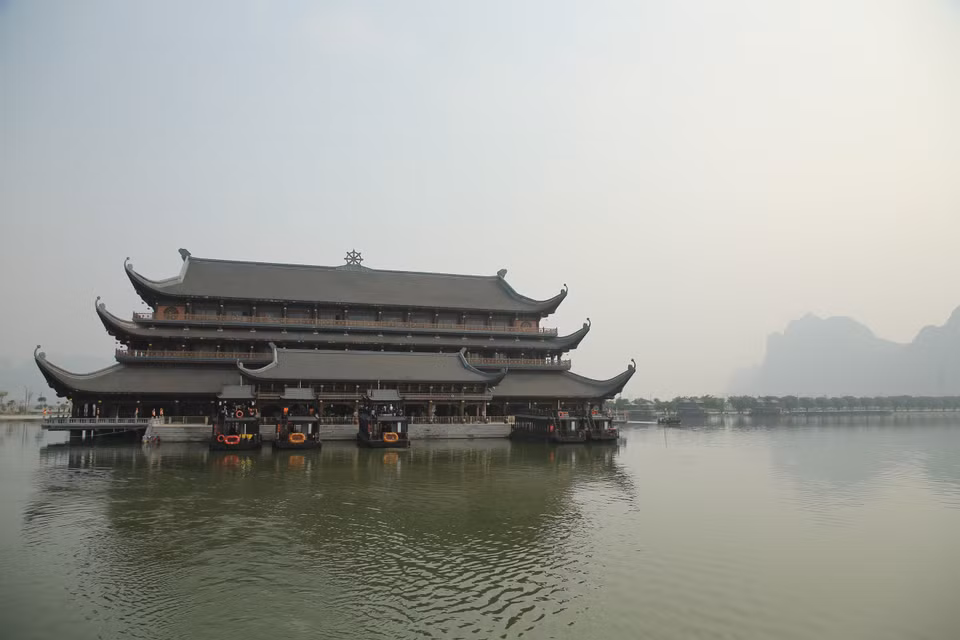 Đi thuyền để di chuyển qua đình Tam Chúc là một trải nghiệm tâm linh vô cùng thú vị. (Ảnh: Xuân Mai/Vietnam+)