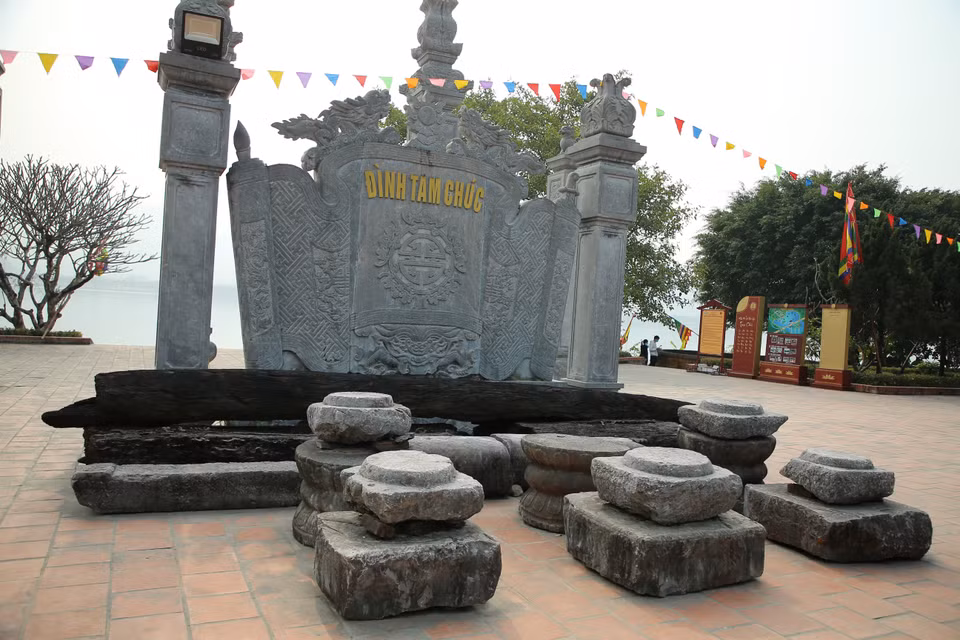 Sự tích cho biết rằng khi Đinh Bộ Lĩnh dẹp loạn 12 sứ quân, đã đến vùng Kim Bảng ngày nay chiêu mộ binh mã, tích trữ lương thảo đã tiến đến đền thần Linh Lang Bạch Mã cầu đảo. Khi lên ngôi Hoàng đế, Đinh Tiên Hoàng lệnh cho dân Kim Bảng lập đền thờ Thần Linh Lang Bạch Mã. (Ảnh: Xuân Mai/Vietnam+)