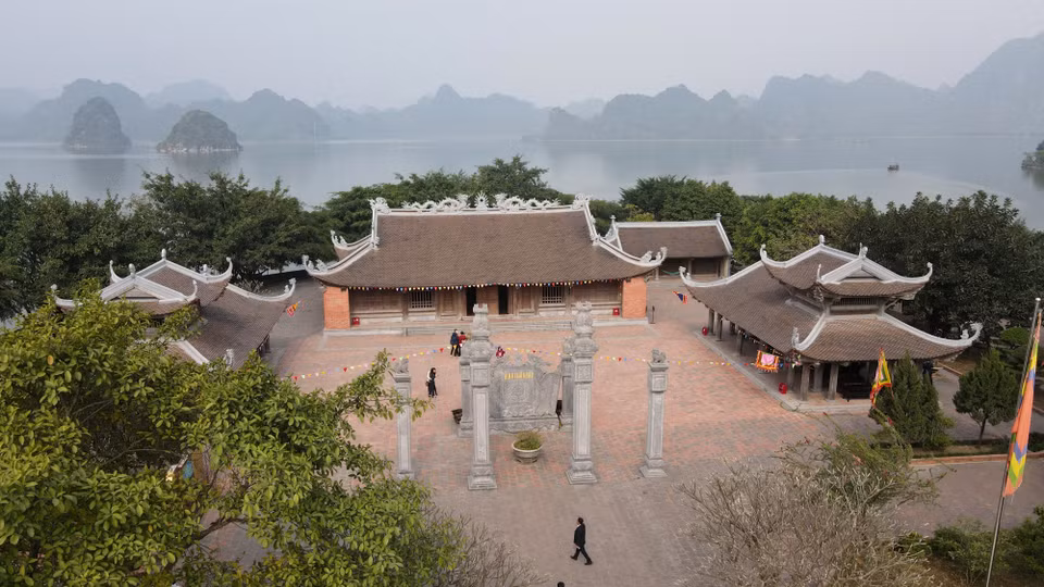 Đình Tam Chúc hiện nay là công trình kiến trúc được phục dựng giữa lòng hồ Tam Chúc, mang kiến trúc đặc trưng của đình làng Bắc Bộ. (Ảnh: Xuân Mai/Vietnam+)