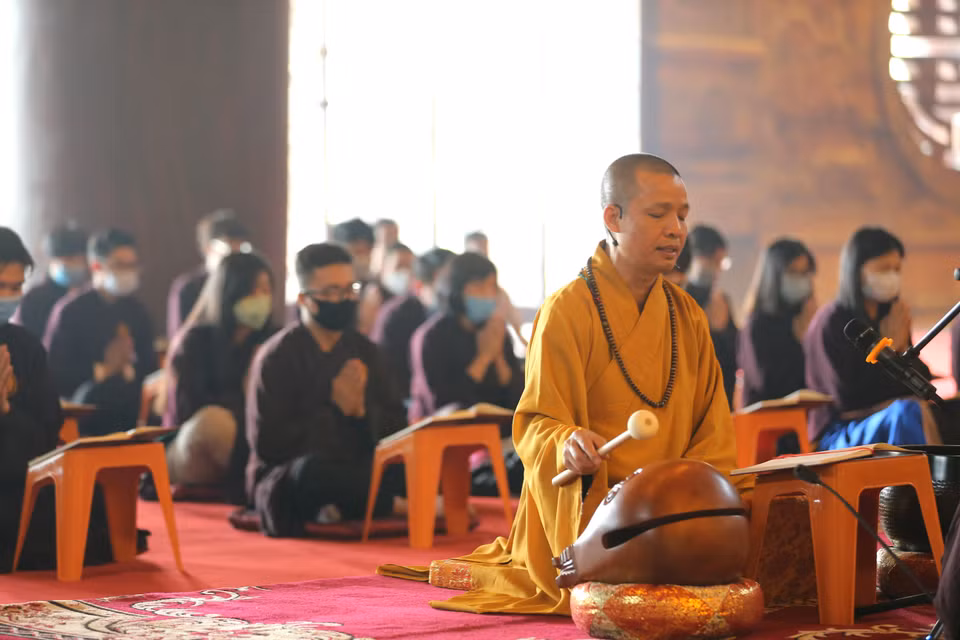 Thượng tọa Thích Minh Quang chủ trì nghi lễ cầu an. (Ảnh: Xuân Mai/Vietnam+)
