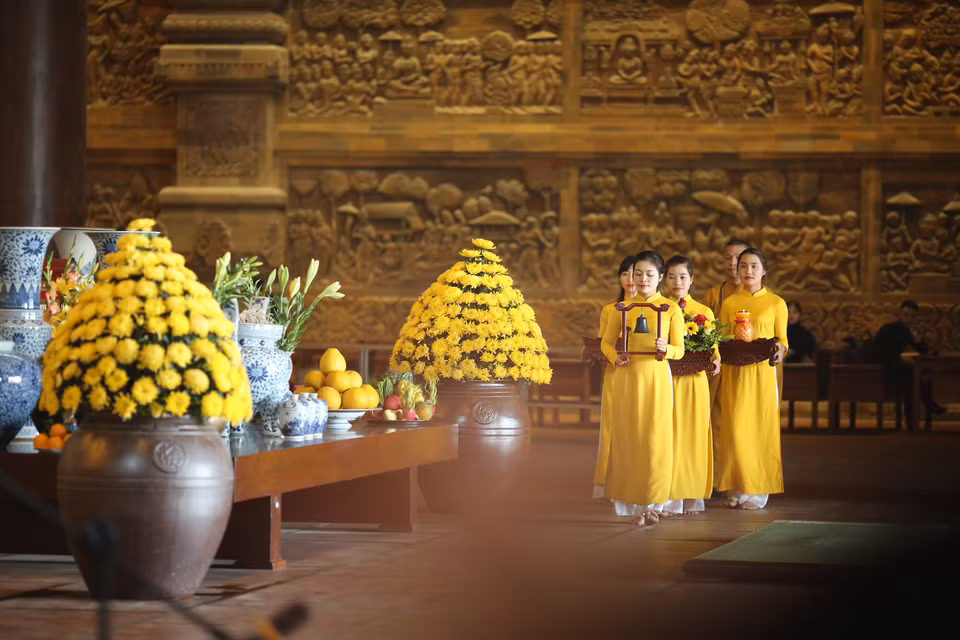 Một buổi lễ thuyết pháp và cầu an của Phó Trụ trì chùa Tam Chúc, Thượng tọa Thích Minh Quang. (Ảnh: Xuân Mai/Vietnam+)