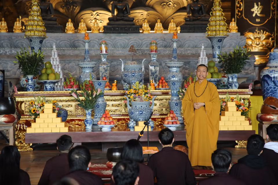 Thượng tọa Thích Minh Quang chia sẻ về quá trình xây dựng nên ngôi chùa lớn nhất Việt Nam. (Ảnh: Xuân Mai/Vietnam+)