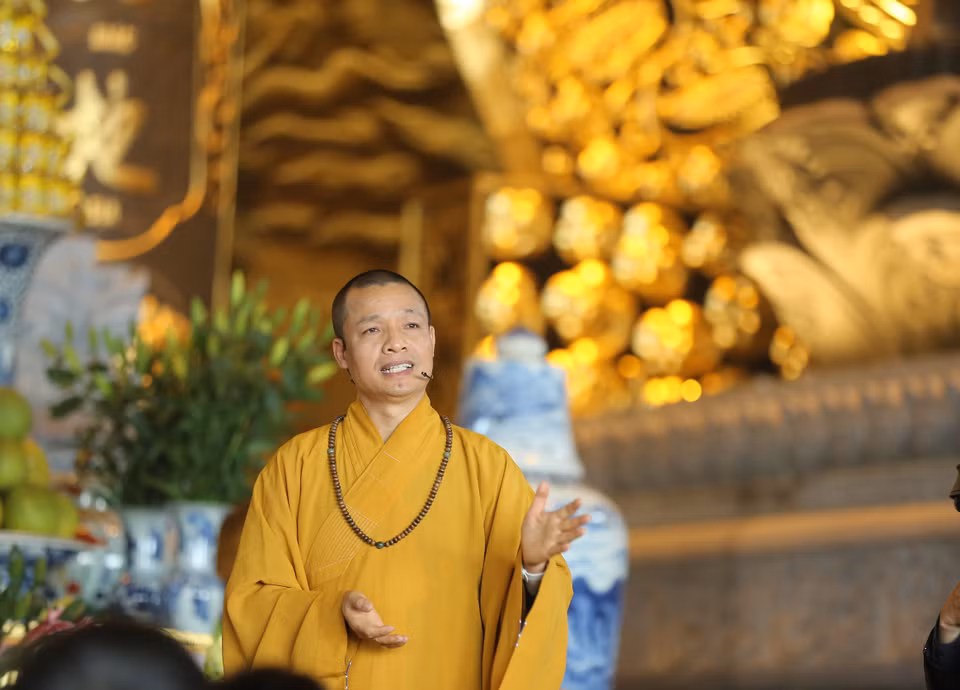 Phó Trụ trì chùa Tam Chúc, Thượng tọa Thích Minh Quang. (Ảnh: Xuân Mai/Vietnam+)