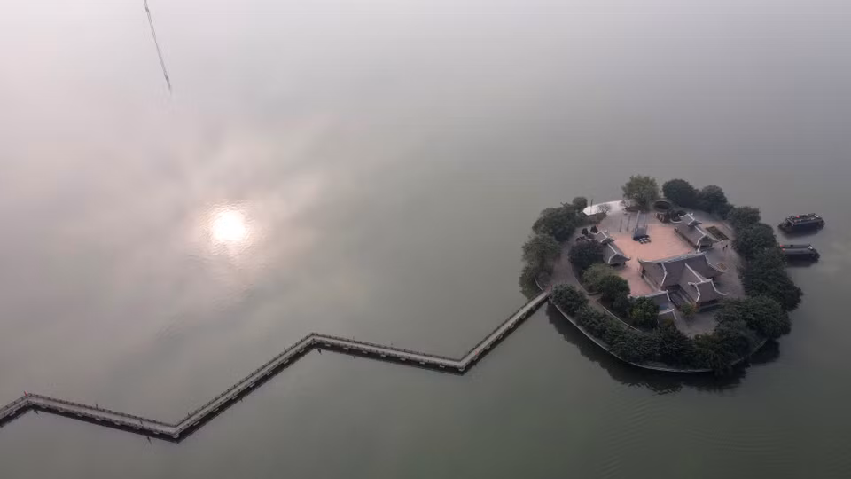 Đình Tam Chúc nhìn từ trên cao, nằm trên hòn đảo nhỏ với một lối đi vào bằng đường bộ. (Ảnh: Xuân Mai/Vietnam+)