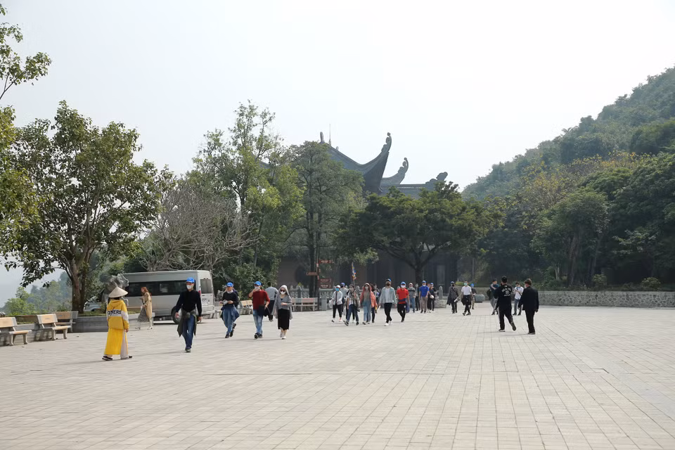 Sau đó, có người đến núi Thất Tinh đục đẽo, hòng lấy đi 7 ngôi sao đặc biệt đó. Họ chất củi thành đống lớn và đốt nhiều ngày khiến cho 4 ngôi sao bị mờ dần đi, cuối cùng chỉ còn lại 3 ngôi sao. Vì thế, chùa Thất Tinh sau này được đổi thành chùa Ba Sao và thị trấn Ba Sao (Kim Bảng) cũng được lấy tên gọi từ tích ấy. (Ảnh: Xuân Mai/Vietnam+)