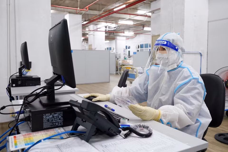 Trung tâm Hồi sức tích cực COVID-19 này sử dụng công nghệ thông tin kết nối giữa bệnh nhân với người nhà vào những khung giờ nhất định. (Ảnh: TTXVN phát)