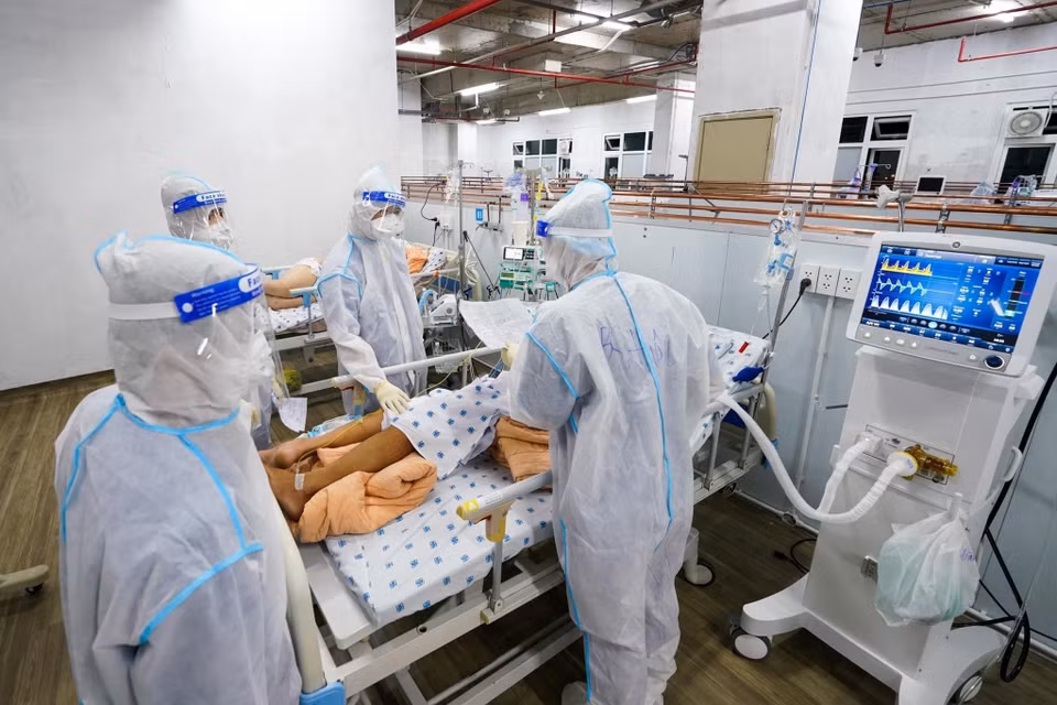 Các bác sỹ Trung tâm Hồi sức tích cực COVID-19 Đại học Y Dược Thành phố Hồ Chí Minh ngày đêm tận tình cứu chữa, giành giật sự sống cho bệnh nhân COVID-19 nặng. (Ảnh: TTXVN phát)