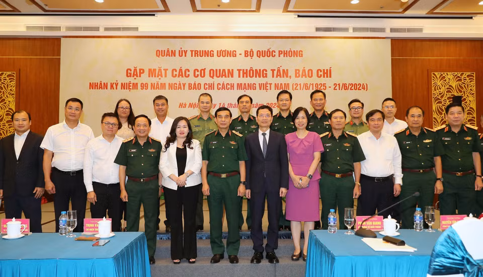 Đại tướng Phan Văn Giang, Ủy viên Bộ Chính trị, Phó Bí thư Quân ủy Trung ương, Bộ trưởng Bộ Quốc phòng và lãnh đạo các cơ quan thông tấn, báo chí tại buổi gặp mặt. (Ảnh: Trọng Đức/TTXVN)