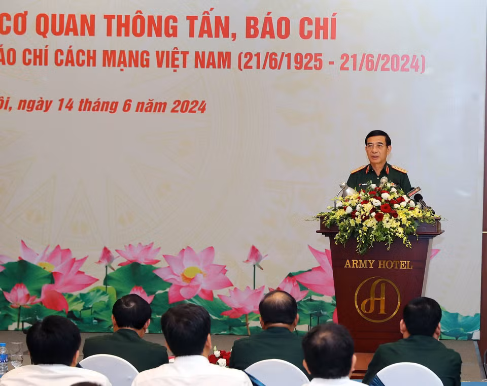 Đại tướng Phan Văn Giang, Ủy viên Bộ Chính trị, Phó Bí thư Quân ủy Trung ương, Bộ trưởng Bộ Quốc phòng phát biểu tại buổi gặp mặt. (Ảnh: Trọng Đức/TTXVN)