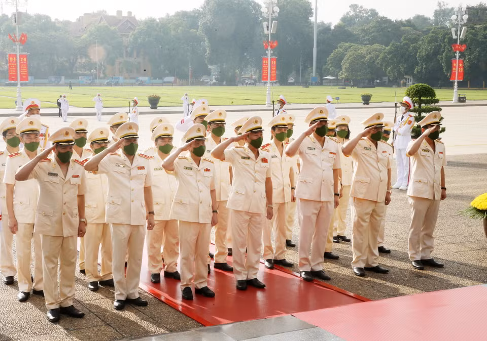Đoàn đại biểu Đảng ủy Công an Trung ương và Bộ Công an viếng Chủ tịch Hồ Chí Minh. (Ảnh: Lâm Khánh/TTXVN)