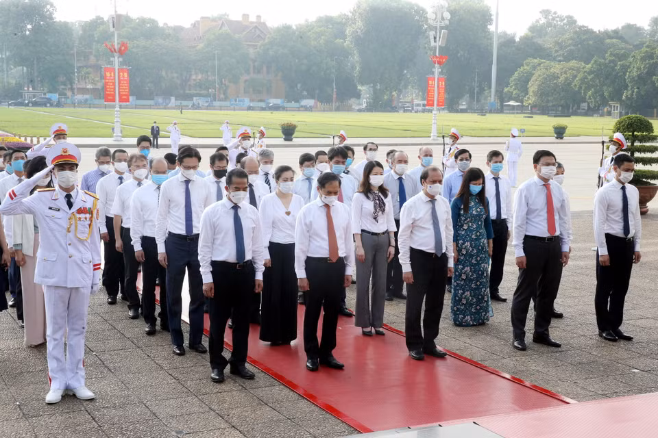 Đoàn đại biểu Bộ Ngoại giao viếng Chủ tịch Hồ Chí Minh. (Ảnh: Lâm Khánh/TTXVN)