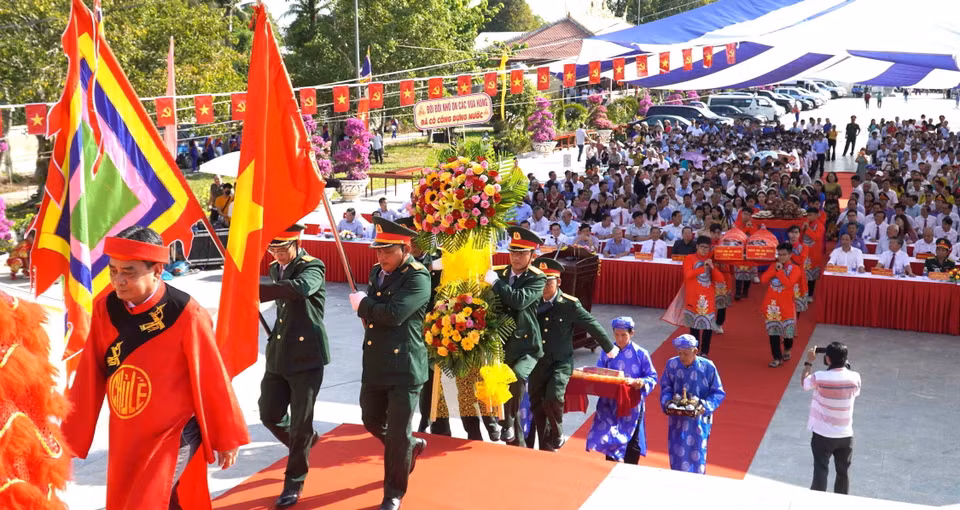 Đại biểu dâng hoa và dâng lễ vật tại Đền thờ Quốc tổ Hùng Vương Tân Hiệp ở Kiên Giang. (Ảnh: Văn Sĩ/TTXVN)