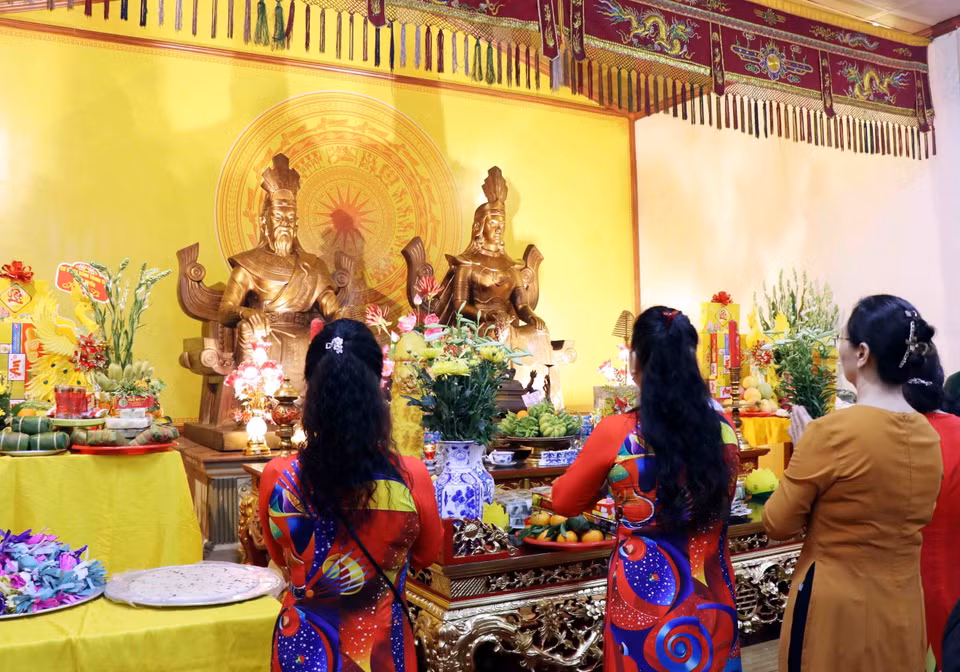 Đình Hùng Vương, phường Trưng Vương, thành phố Thái Nguyên được xây dựng từ khoảng hơn 100 năm trước thu hút đông đảo nhân dân về dâng hương. (Ảnh: Quân Trang/TTXVN)