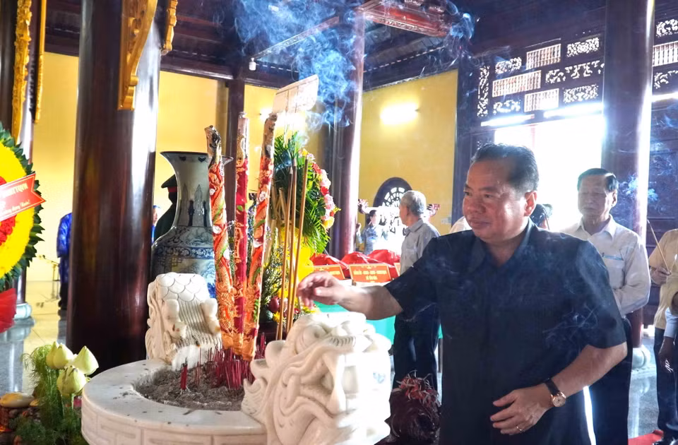 Phó Bí thư Thường trực Tỉnh ủy, Chủ tịch Hội đồng Nhân dân tỉnh Kiên Giang Mai Văn Huỳnh dâng hương tại Đền thờ Quốc tổ Hùng Vương. (Ảnh: Văn Sĩ/TTXVN)