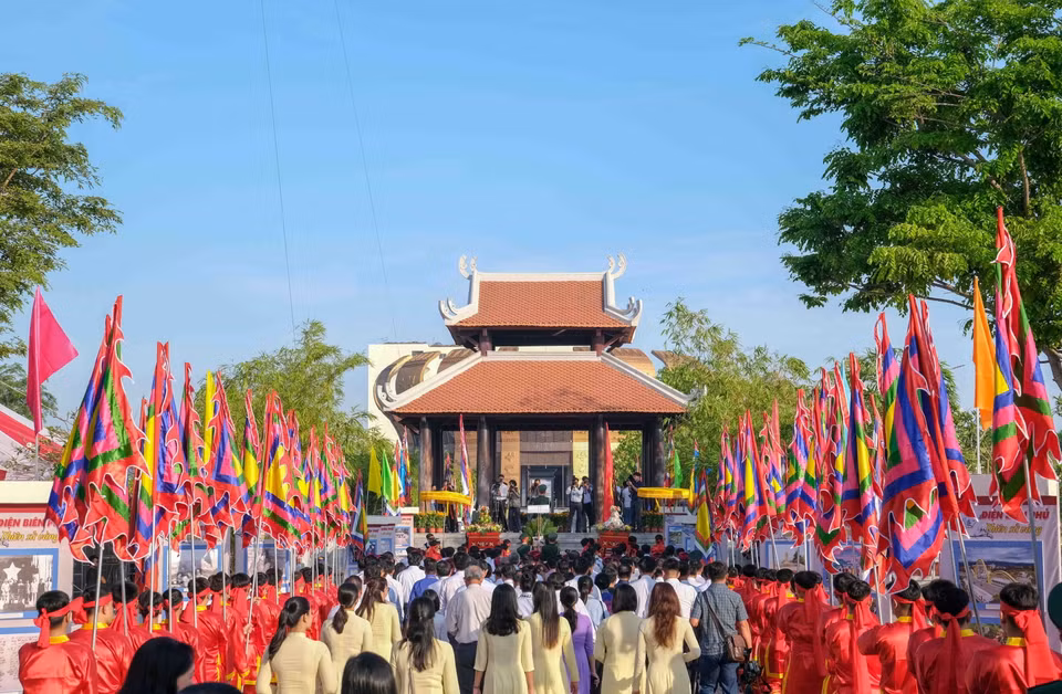 Các đại biểu di chuyển vào Đền chính, khu vực tổ chức Lễ Giỗ Tổ Hùng Vương ở thành phố Cần Thơ. (Ảnh: Thanh Liêm/TTXVN)