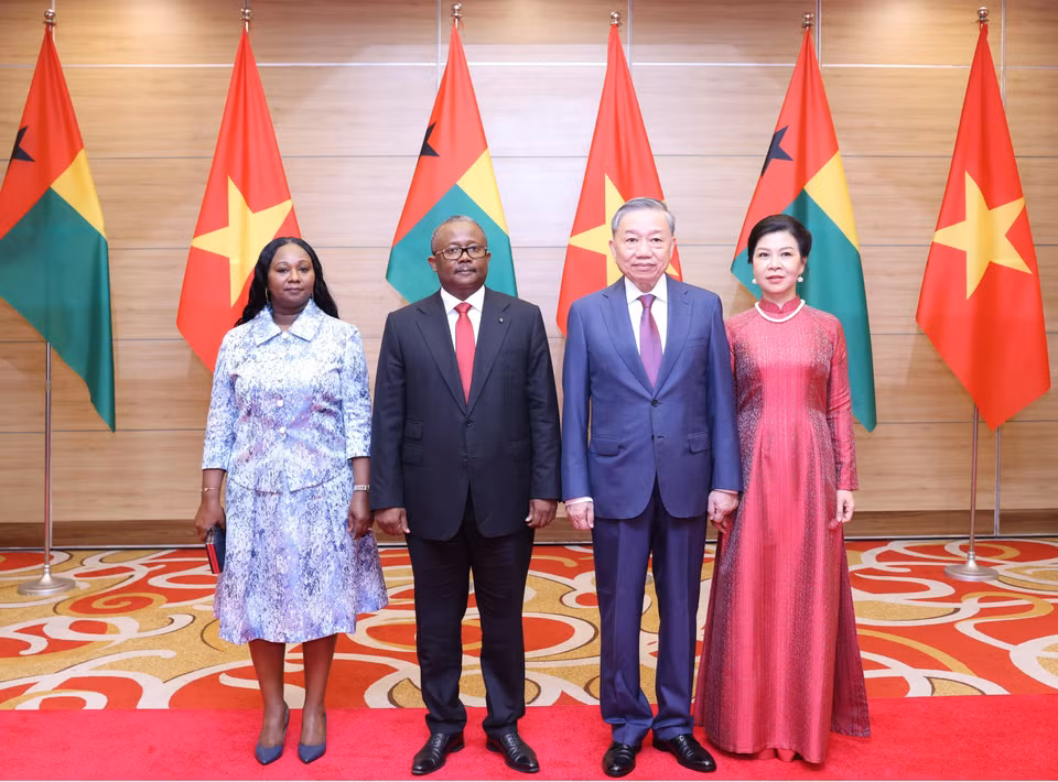 Tổng Bí thư, Chủ tịch nước Tô Lâm và Phu nhân với Tổng thống Cộng hòa Guinea-Bissau Umaro Sissoco Embaló và Phu nhân dự tiệc chiêu đãi. (Ảnh: TTXVN)