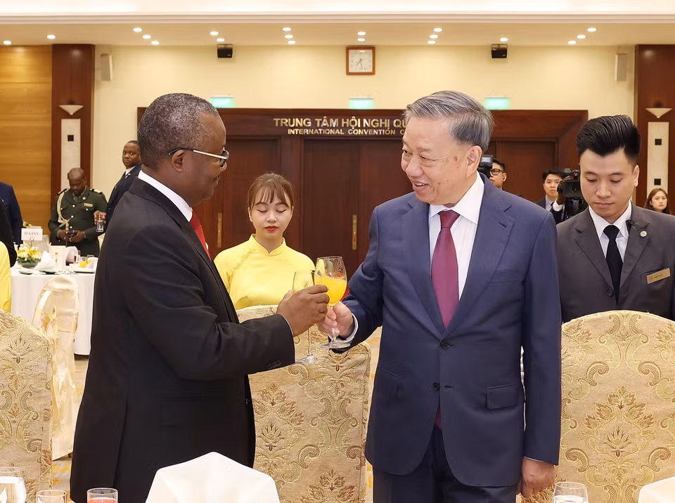 Tổng Bí thư, Chủ tịch nước Tô Lâm với Tổng thống Cộng hòa Guinea-Bissau Umaro Sissoco Embaló. (Ảnh: TTXVN)