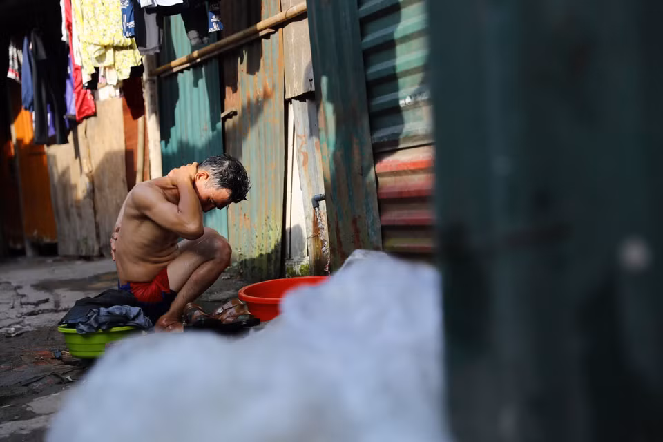 Cuộc sống thường ngày của người lao động xóm trọ Phúc Xá dưới cái nóng gay gắt, oi nồng. (Ảnh: Thành Đạt/TTXVN)
