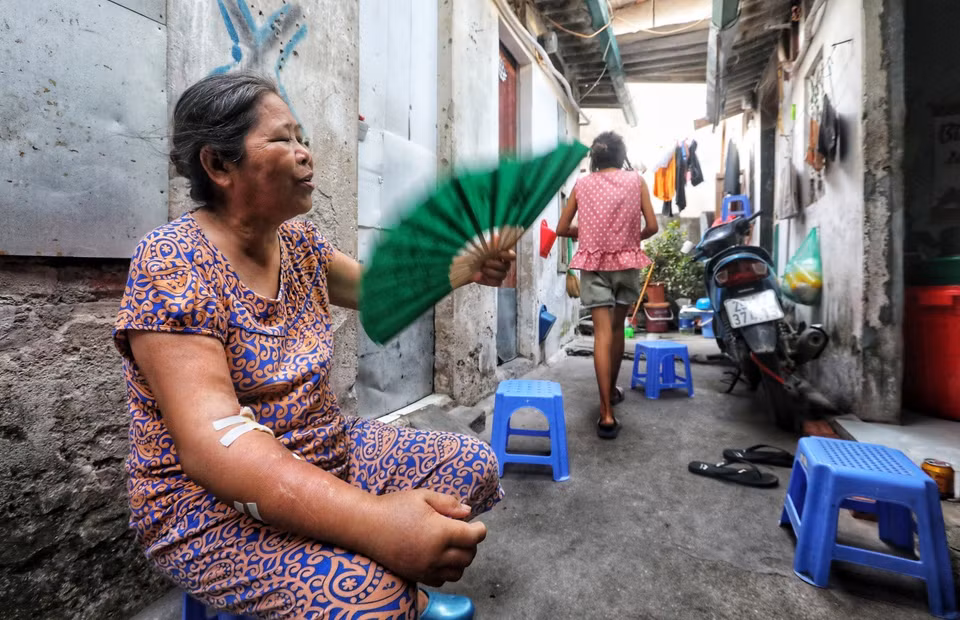 Bệnh nhân sống ở xóm chạy thận Lê Thanh Nghị vẫn hằng ngày sống chung với cái nóng gay gắt. (Ảnh: Thành Đạt/TTXVN)
