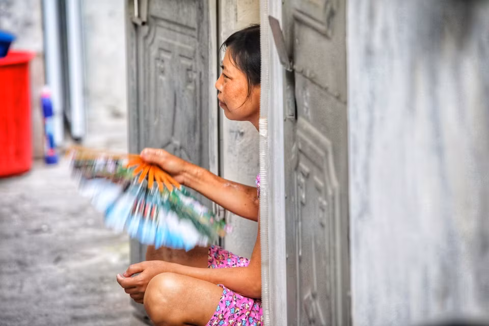 Ngày lại ngày, bệnh nhân ở xóm chạy thận 121 Lê Thanh Nghị vừa phải chống chọi với bệnh tật, vừa gồng mình chịu đựng sự vất vả trong cái nóng oi bức bủa vây xóm trọ nghèo. (Ảnh: Thành Đạt/TTXVN)