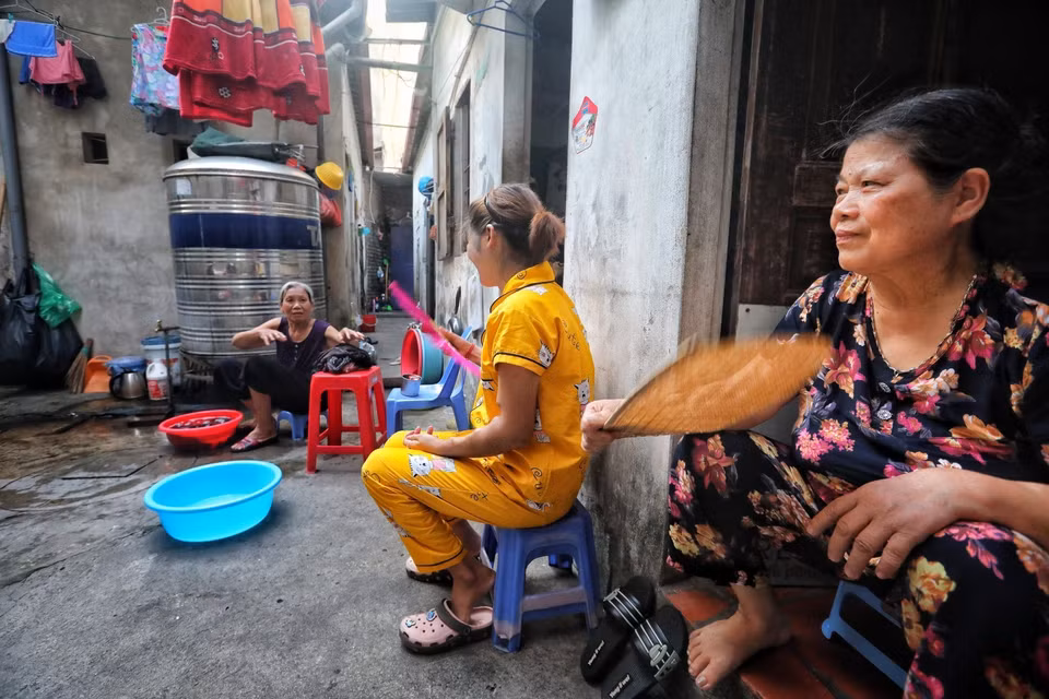 Phòng trọ chật hẹp, nóng bức, thiếu ánh sáng nên mọi người phải tận dụng khu vực hành lang rộng hơn 1m đất làm nơi sinh hoạt. Mọi hoạt động nấu nướng, giặt đồ, phơi đồ đều diễn ra trên khu vực này. (Ảnh: Thành Đạt/TTXVN)