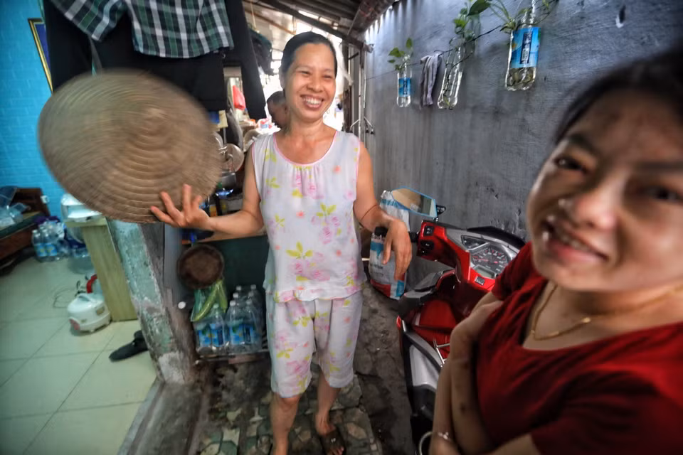 Nhiều bệnh nhân vẫn lạc quan sống trong những căn nhà trọ nóng bức, chật hẹp để chiến đấu với căn bệnh đeo đẳng họ suốt cuộc đời. (Ảnh: Thành Đạt/TTXVN)