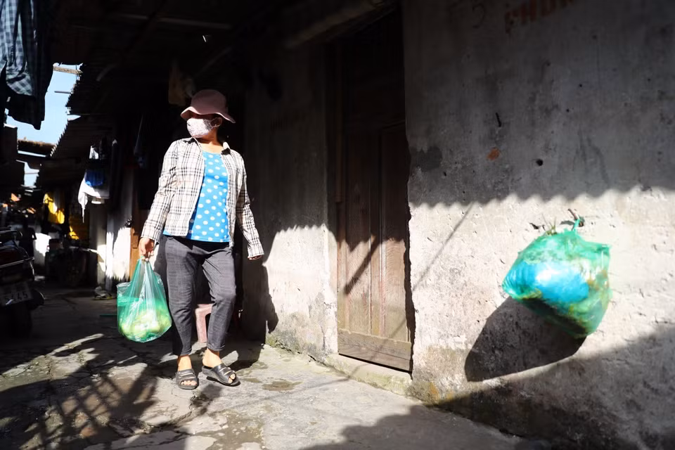 Cuộc sống thường ngày của người lao động thôn Phúc Xá dưới cái nóng gay gắt. (Ảnh: Thành Đạt/TTXVN)