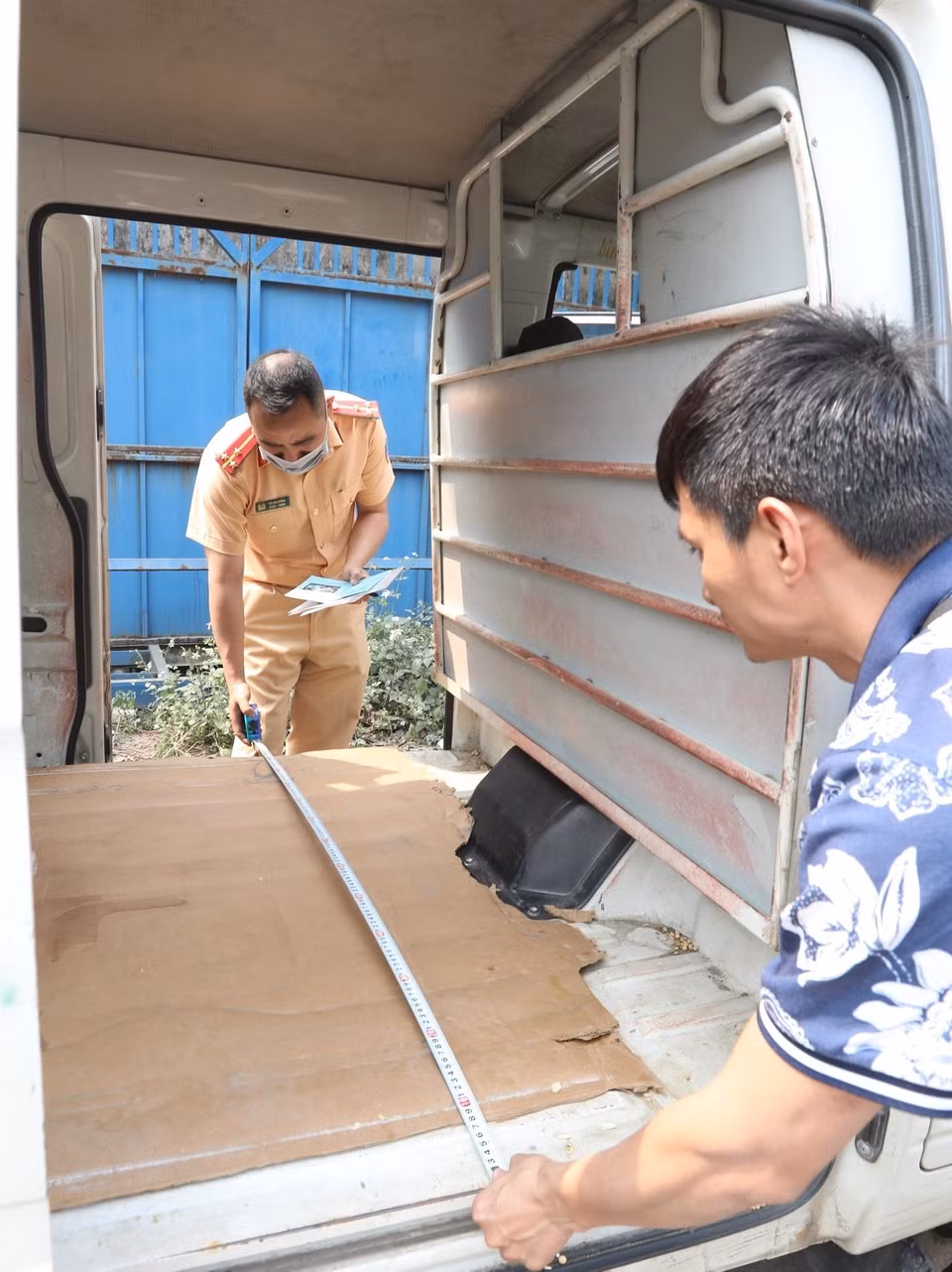 Đại úy công an Tô Anh Dũng (PC08 Nghệ An) kiểm tra xe đến đăng kiểm tại Trung tâm đăng kiểm xe cơ giới 2906V sáng 14/3. (Ảnh: Hoàng Hiếu/TTXVN)