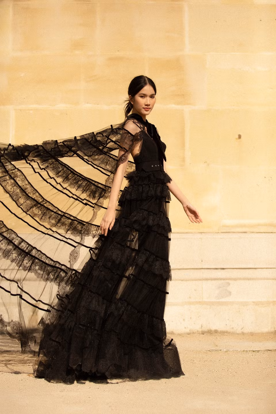 Kết hợp ấn tượng với áo choàng ren và vải tulle Pháp, thiết kế theo đuổi sự thanh lịch, kiêu sa. (Ảnh: CTV/Vietnam+)