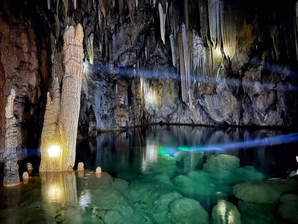 Ngăn trong của hang động giống như cung phòng vô cùng đặc sắc với hồ nước trong xanh, xuyên thấu mọi nhũ đá, măng đá tận đáy hồ. (Ảnh: Mai Mai/Vietnam+)
