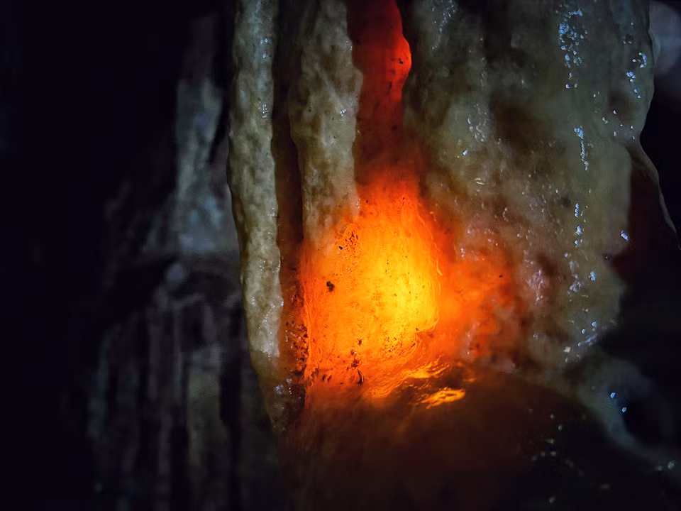 Du khách thử làm thí nghiệm cho ánh sáng xuyên qua nhũ đá. (Ảnh: Mai Mai/Vietnam+)